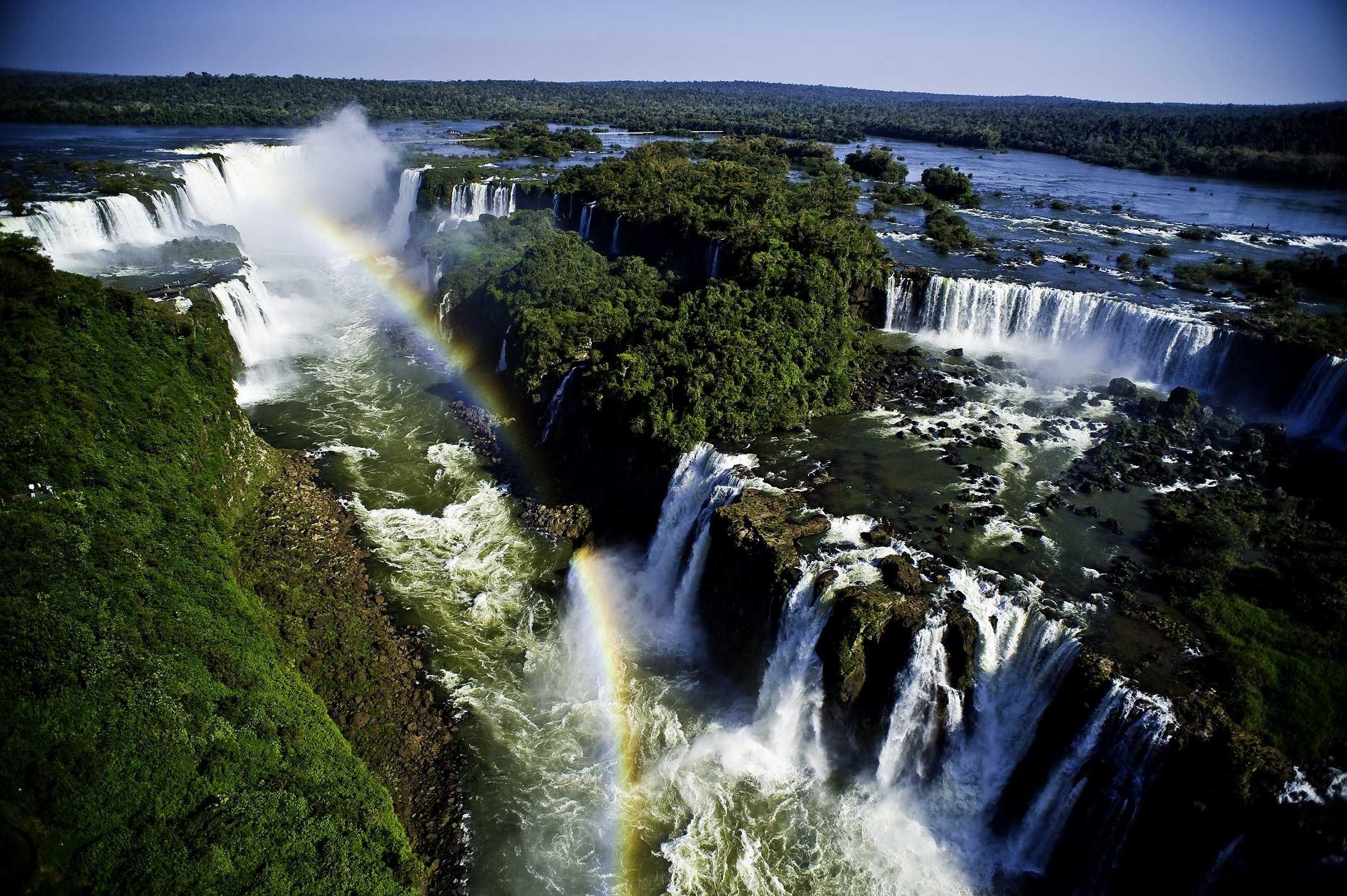 Страна водопадов. Игуасу, Аргентина-Бразилия. Игуасу, Аргентина / Игуасу, Бразилия. Национальный парк Игуасу. Водопад Игуасу в Южной Америке.