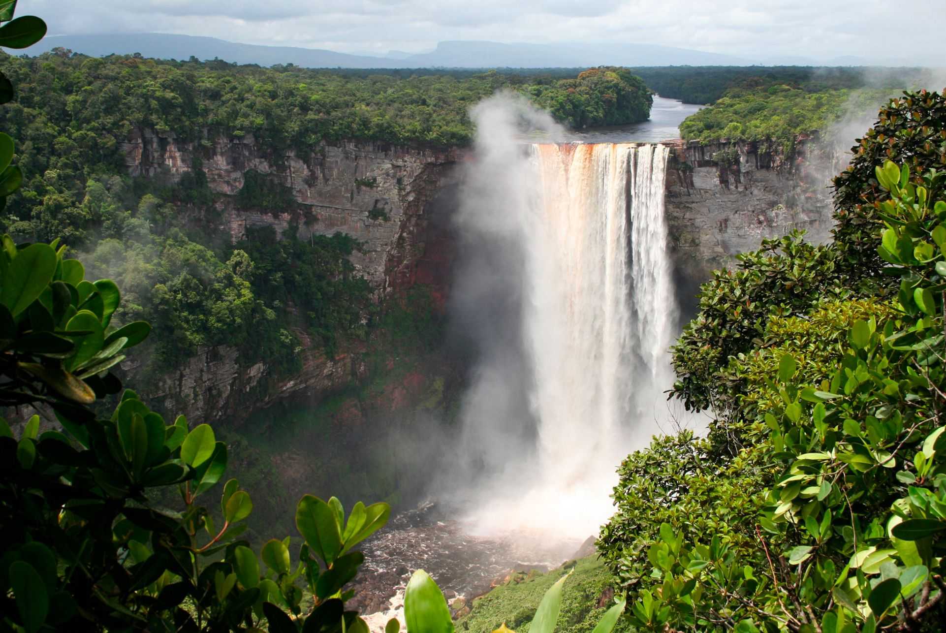 Широкий водопад в южной америке. Национальный парк Кайетур Гайана. Водопад Кайетур Гайана. Национальный парк Браунсберг Суринам. Водопад Кайетур Швейцария.