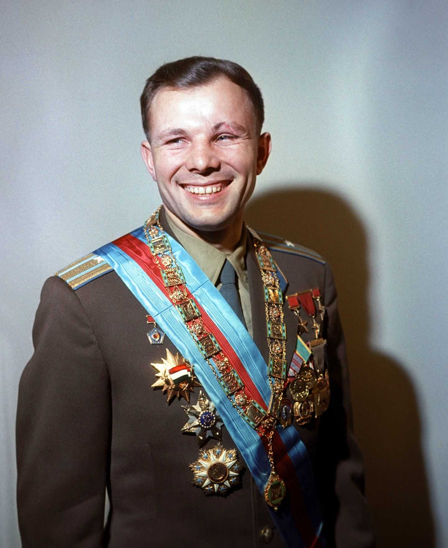Юрий Гагарин – лётчик-космонавт СССР, Герой Советского Союза, кавалер высших знаков отличия ряда государств, почётный гражданин многих российских и