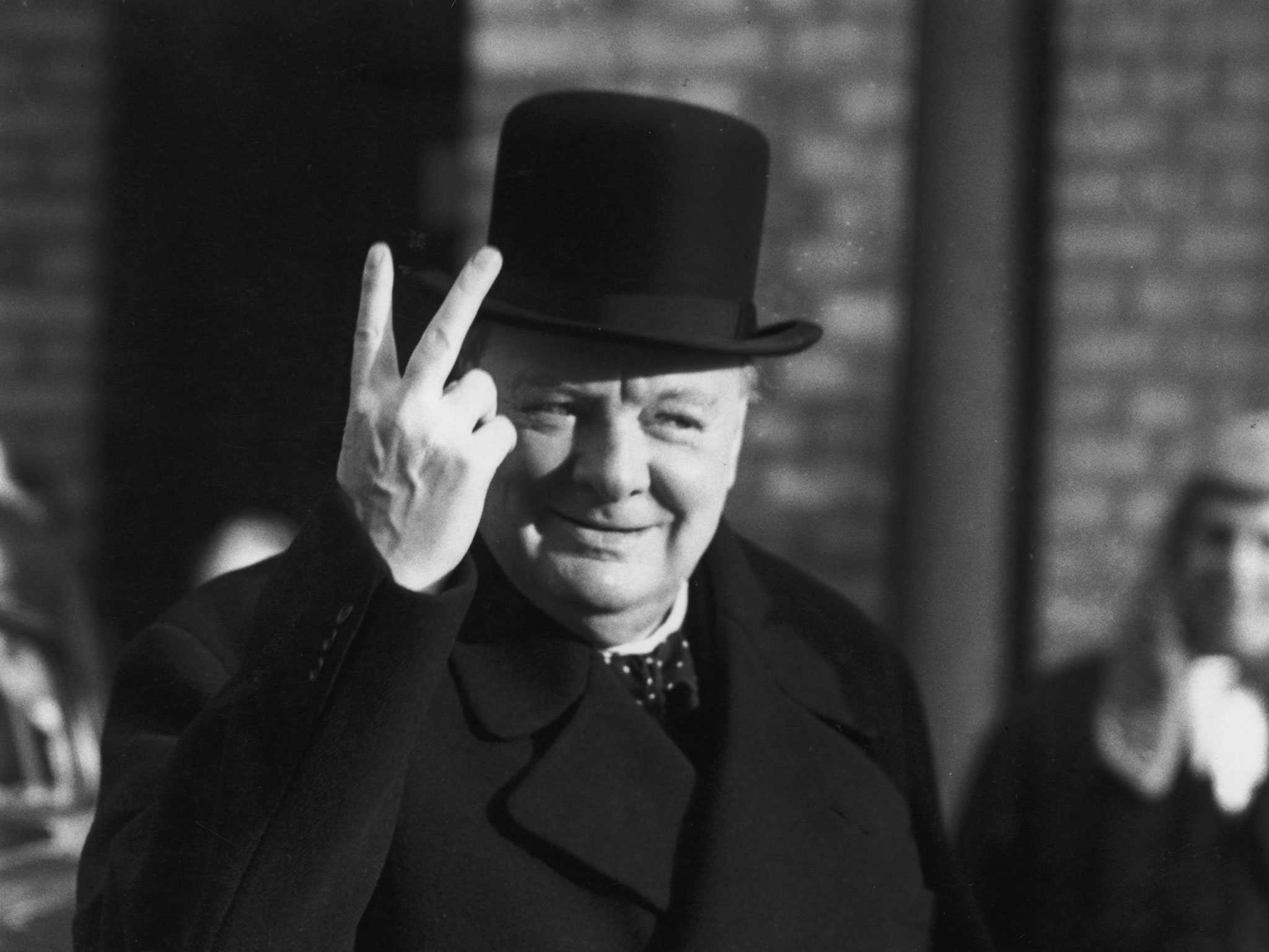 Черчилль в инвалидном кресле