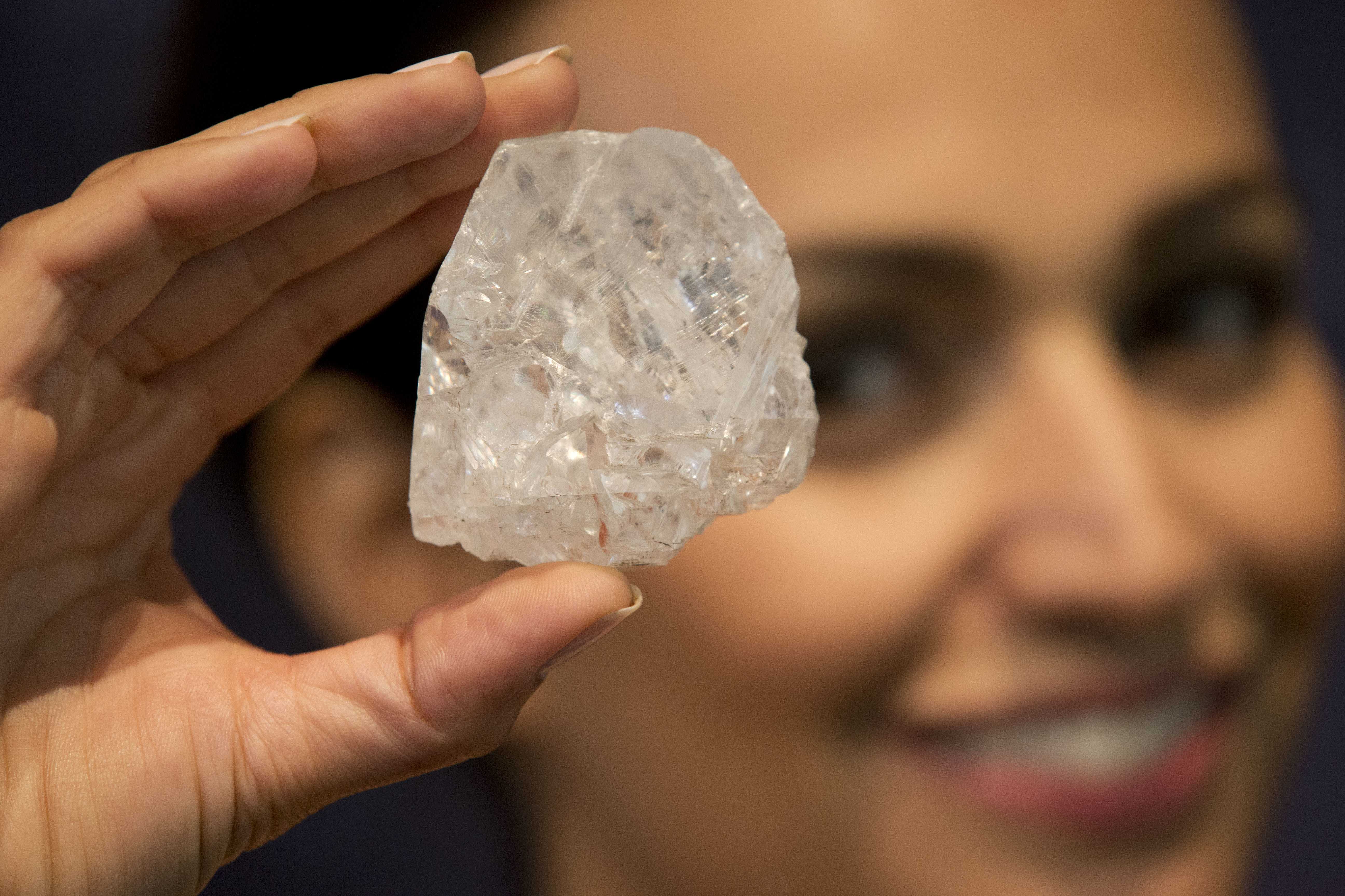 Жизнь бриллианта. Алмаз неограненный камень. Алмаз в природе неограненный.