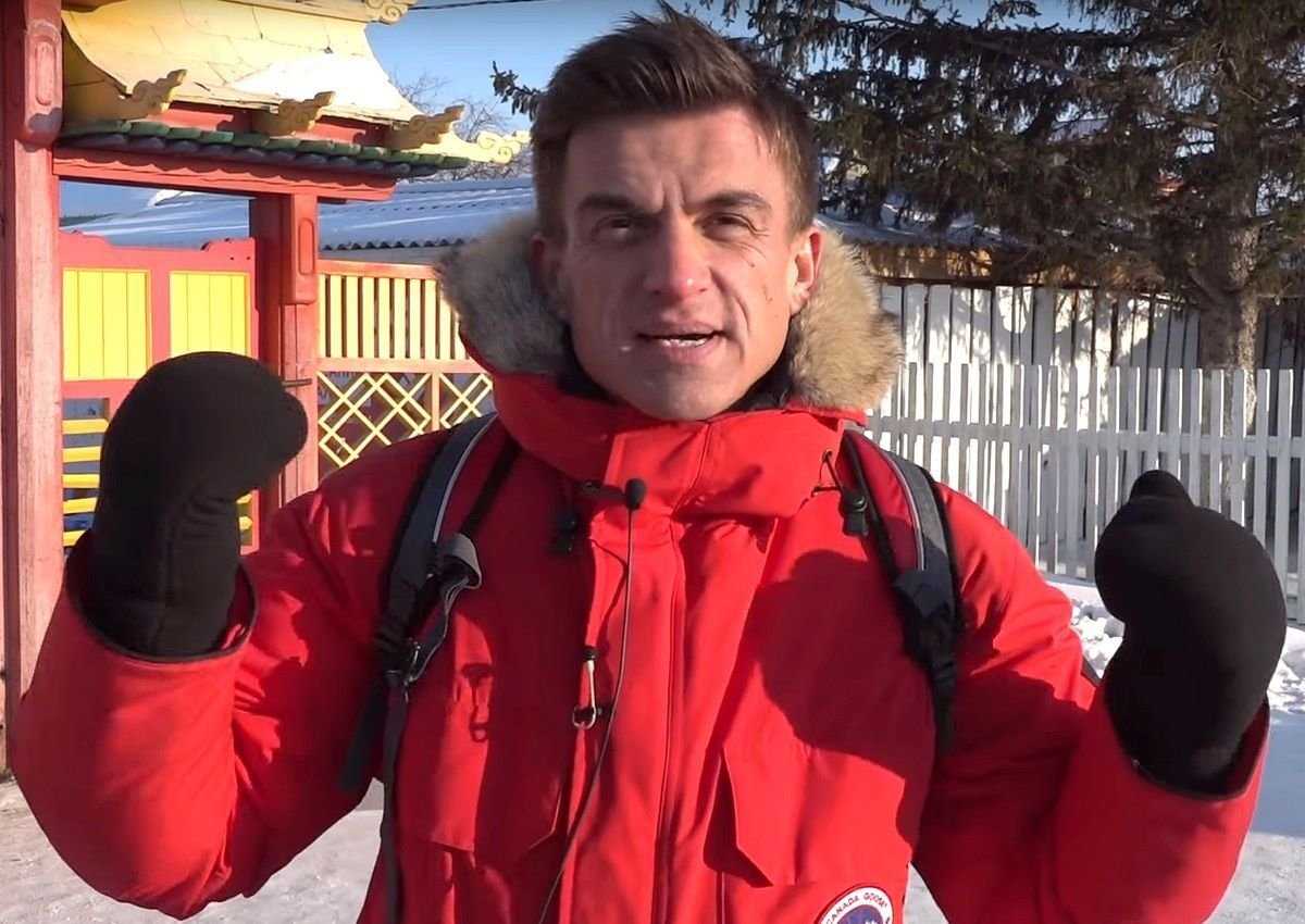 Влад Топалов – российский поп-певец и экс-вокалист группы «Smash» Наиболее известными песнями в его биографии являются «За любовь», «Ты придешь» и