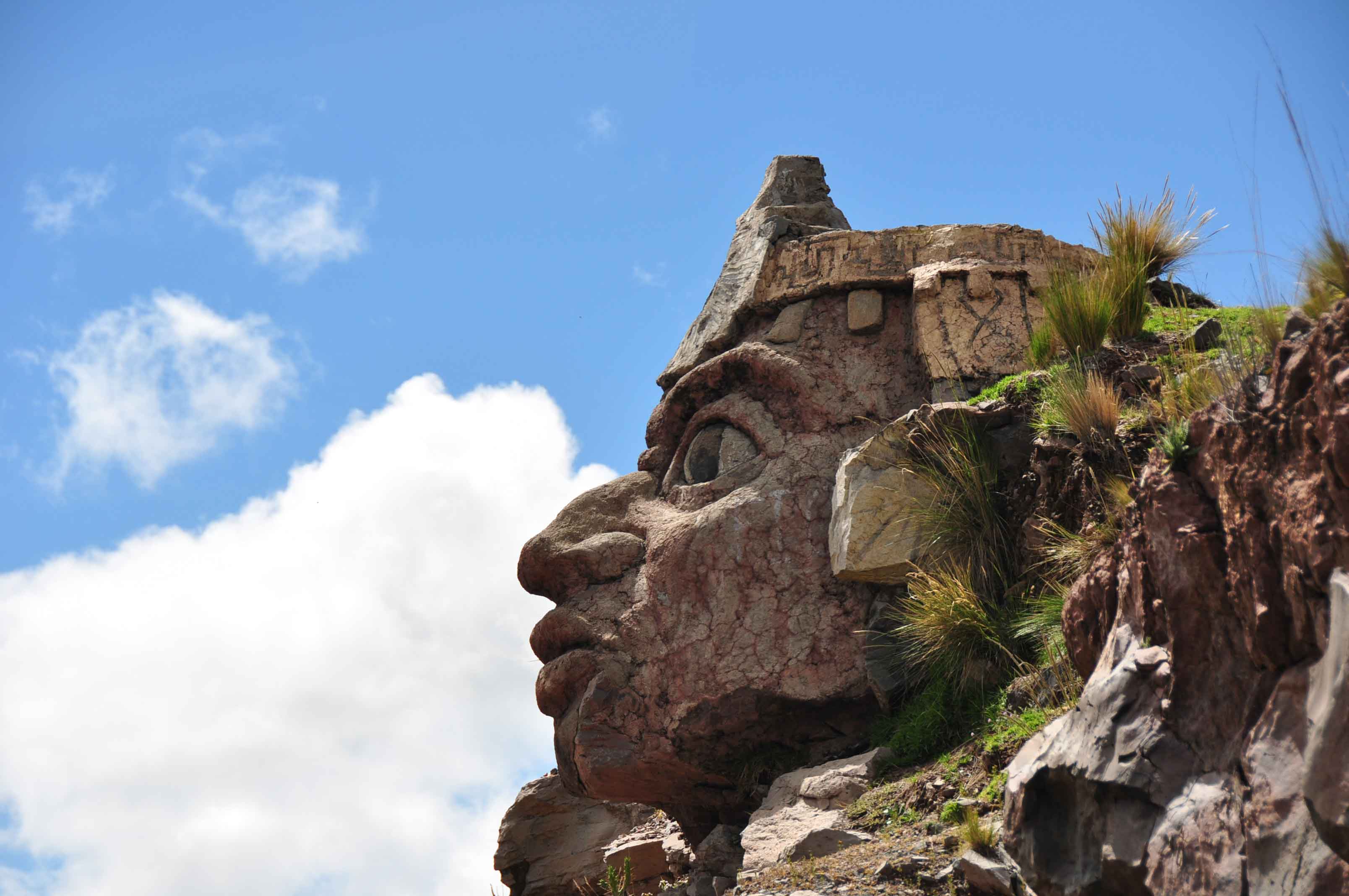Памятники природы в перу. Мачу Пикчу статуи. Мачу Пикчу лицо человека. Мачу-Пикчу гора-голова. Мачу Пикчу каменные идолы.