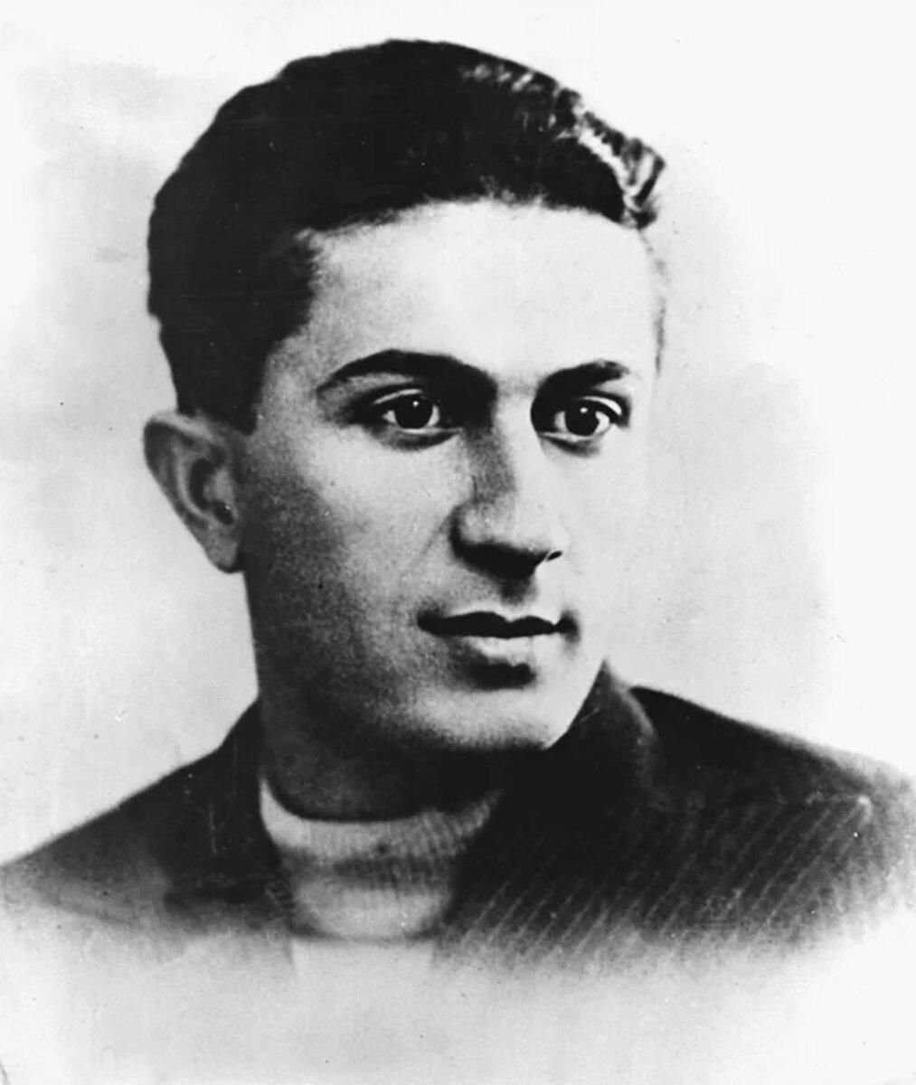 Яков Иосифович Джугашвили 1907-1943 – старший сын Иосифа Сталина, старший лейтенант, погибший в разгар Великой Отечественной войны в немецком плену