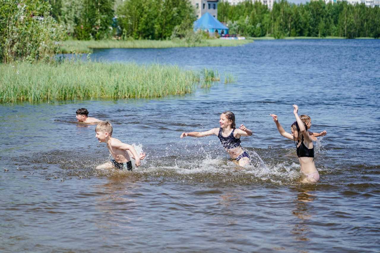 Школа купаться. Купаться в озере. Купаться в водоеме. Купаются в пруду. Купание летом.