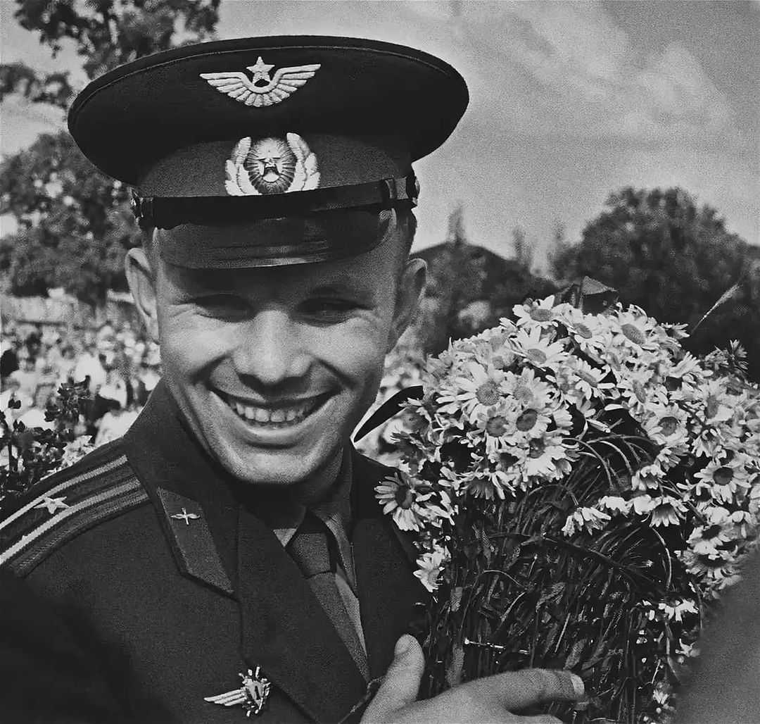 Юрий гагарин — первый космонавт, биография, фото