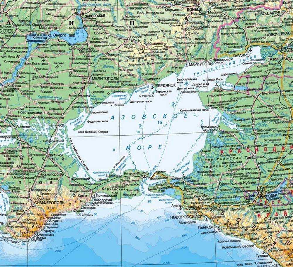 Азовское море, омывающее берега Украины и России, простирается на юге Русской равнины и является самым маленьким и мелководным морем в мире Половина акватории Азовского моря имеет глубину около 5 метров Максимальная глубина составляет всего лишь 15 м