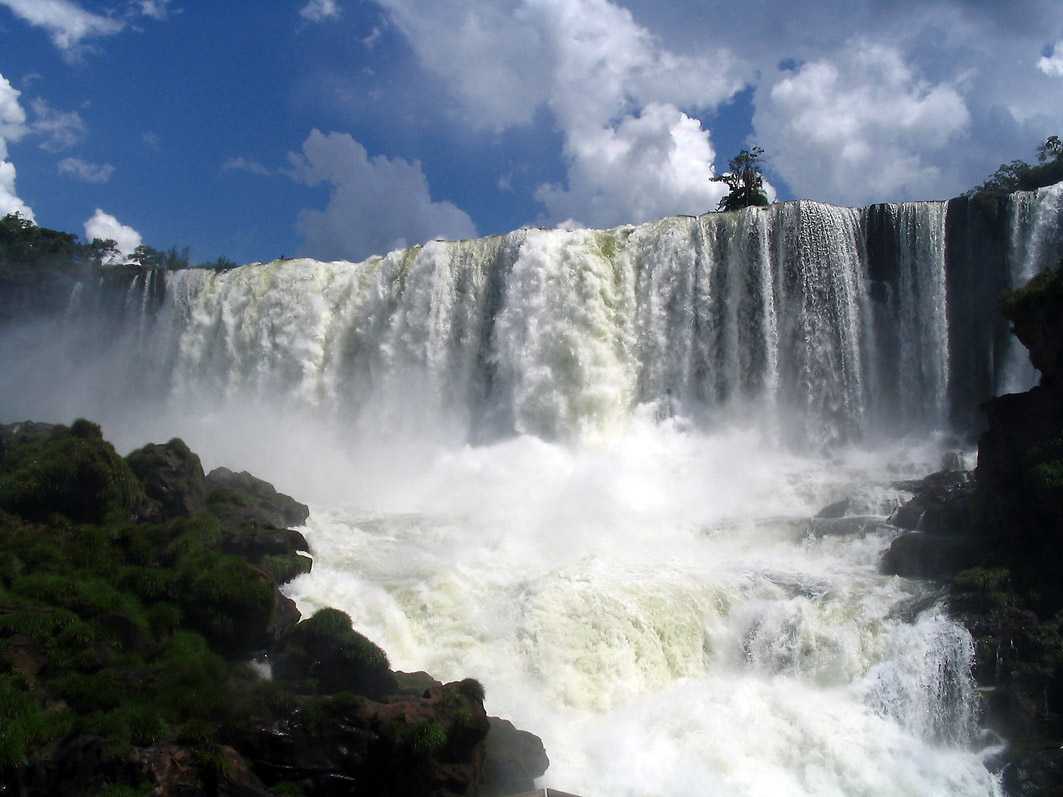 Страна водопадов. Ю Америка водопад Игуасу. Водопад Игуасу сбоку. КАТАРАКТНЫЙ водопад. Монтеррей водопад коло.