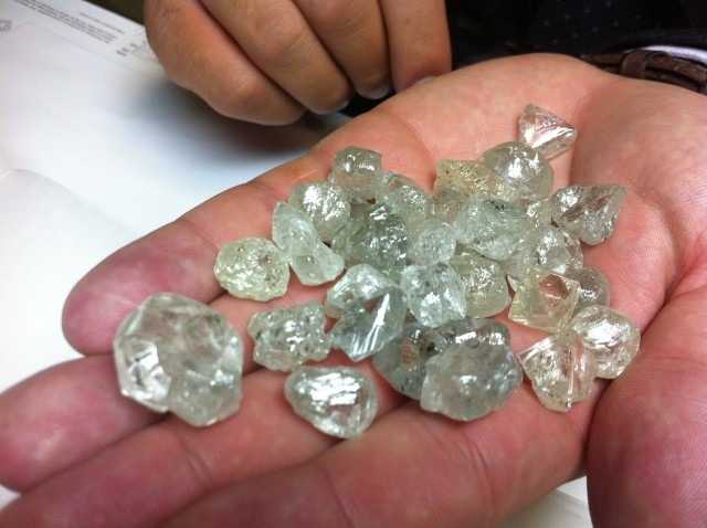 Каррат. Алмаз неограненный камень бриллианты. Неограненный Алмаз Якутии. 80 Карат Алмаз. Алмаз необработанный.