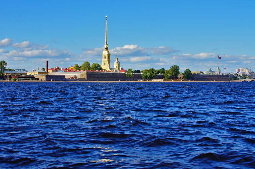 Файл:View on the Neva River from Palace Bridge.jpg - Вікіпэдыя
