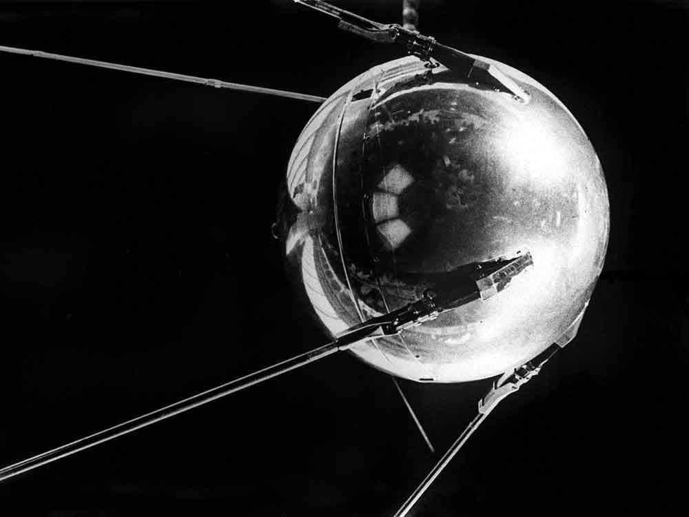 Первый искусственный «спутник-1» планеты земля